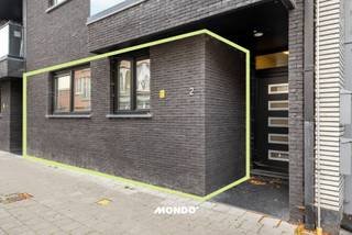 À la recherche d'un appartement dans le centre de Willebroek? <br />Jetez-y un coup d'œil!<br /><br />Quels sont les avantages de cet appartement?<br />Bâtiment récent<br />Rez-de-chaussée = pas d'escaliers<br />Très spacieux (105m2)<br />Terrasse spacieuse<br />Beaucoup de lumière naturelle<br />Situation centrale = tout à proximité<br />2 chambres à coucher<br />Prêt à emménager<br />EPC avantageux (étiquette B)<br /><br />Quelle est la disposition de l'appartement:<br />Hall d'entrée/couloir donnant accès aux 2 chambres à coucher, à la salle de bains et au salon. <br />Dans le salon, vous trouverez une cuisine ouverte équipée de tout le confort, un débarras pratique et des toilettes séparées. <br />Les grandes baies vitrées donnent accès à la terrasse spacieuse. <br /><br />Plus d'informations ou une visite? <br />Contactez Bjorn Marievoet<br />bjorn@mondovastgoed.be<br />0477/60.68.33