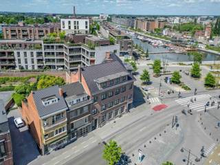Uniek Gebouw met Handelspand en 2 Appartementen op Topligging in HasseltOp zoek naar een slimme investering op een toplocatie? Dan is dit...