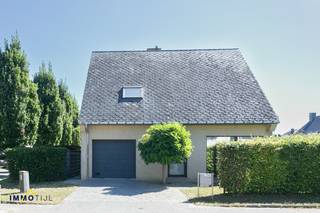 Deze knappe woning met 3 slaapkamers bevindt zich in een rustige en kindvriendelijke wijk te Lebbeke.Gelijkvloers: inkomhal met apart toilet,...