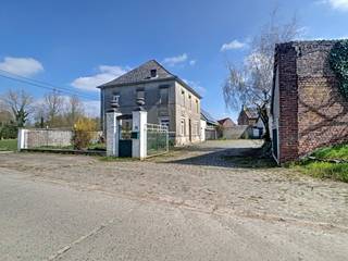 Domaine de quasi 1,7 HECTARES situé dans un endroit calme et champêtre à Ghoy.Cette MAISON en cours de rénovation dispose de beaucoup d'espaces et...