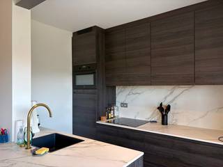 Op een praktische en leuke locatie in Merksem, tussen de Bredabaan en het Kroonplein, bevindt zich dit éénslaapkamer-appartement van 83 m² op de tweede en hoogste verdieping van een kleinschalig gebouw met slechts 3 wooneenheden (geen lift). Indeling & troeven: volledig ingerichte open keuken met inductiekookplaat, oven, microgolfoven, vaatwasser en koelkast • vloerverwarming op gas • Gezellige doorloop: De woonkamer staat via een dubbele schuifdeur in verbinding met de slaapkamer. Dit geeft een extra ruimtelijk gevoel en lichtinval langs de voor- en achterzijde van het appartement. • badkamer met inloopdouche, lavabo en toilet, aansluitend op een praktische dressing • aansluiting voor eigen wasmachine aanwezig • gemeenschappelijke wasruimte in de kelder met wasmachine, droogkast, diepvries en extra bergruimte • terras achteraan met bijkomende berging • kleine voortuin met fietsenrek • winkels, supermarkten, horeca en openbaar vervoer op wandelafstand (Mobiscore 9,1/10). Huurprijs: €925/maand • algemene kosten: €50/maand (inclusief waterverbruik) • gas en elektriciteit individueel af te sluiten • beschikbaar vanaf november • huisdieren niet toegelaten. Meer foto's beschikbaar op aanvraag. Interesse of vragen? Mail naar appartementmerksem@hotmail.com.