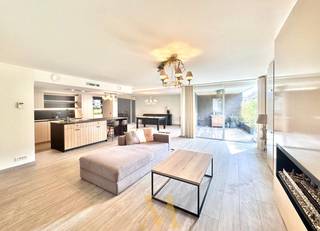 Dit prachtig afgewerkte hoekappartement combineert ruimte, licht en comfort op een uitstekende ligging. Dankzij de hoekpositie geniet de woning van een overvloed aan natuurlijke lichtinval en een aangename, open sfeer.<br /><br />Via de inkomhal met vide kom je terecht in de ruime leefruimte, waar de stijlvolle bio-ethanolhaard voor extra gezelligheid zorgt. De open keuken met kookeiland is volledig uitgerust met kwalitatieve A+++ toestellen, waaronder twee koelkasten, een diepvriezer, vaatwasser, stoomoven, microgolfoven en warmhoudlade.<br /><br />Het appartement beschikt over twee ruime slaapkamers met ingemaakte kasten, een moderne badkamer met inloopdouche en een praktische berging/wasruimte.<br /><br />Buiten geniet je van een overdekt terras van 12 m² dat aansluit op een onderhoudsvriendelijke privétuin met extra terras van 21 m², ideaal om in alle rust van het buitenleven te genieten.<br /><br />Twee ondergrondse autostaanplaatsen zijn inbegrepen in de prijs.<br /><br />Troeven:<br />✓ EPC-label B<br />✓ Elektrische installatie conform<br />✓ Volledig uitgeruste keuken met A+++ toestellen<br />✓ Overdekt terras en privatieve tuin<br />✓ Twee ondergrondse parkeerplaatsen inbegrepen<br />✓ Centrale ligging nabij winkels, scholen en openbaar vervoer<br /><br />Interesse?<br />Contacteer ons via 0498 44 78 00 of mail naar info@maximevanneste.be voor een bezoek.