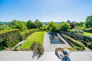 HULDENBERG – Nestled in a green and residential environment, this 310 m² detached villa (according to EPC) will charm lovers of light,...