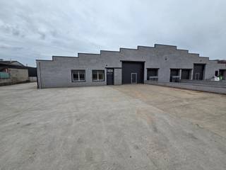 Te huur – Magazijn van 650 m² met 120 m² kantoren – Waremme (Industrieterrein)Gelegen in het industrieterrein van Waremme, bestaat dit pand uit een...