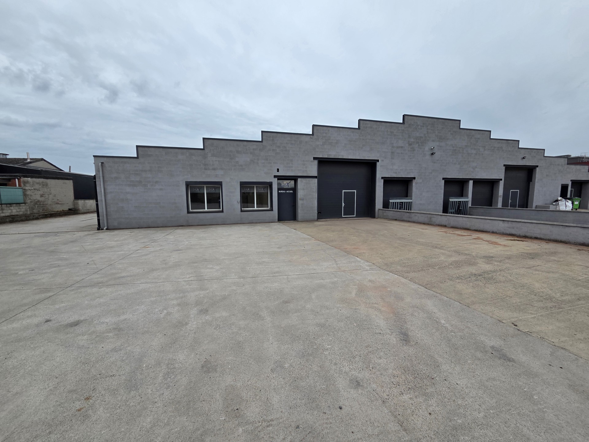 Te huur – Magazijn van 650 m² met 120 m² kantoren – Waremme (Industrieterrein) - foto 2