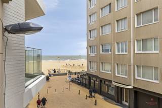 <p><span>Studio op topligging in Oostende.</span></p><p><span>Dit verzorgde studio-appartement is uitstekend gelegen in het hart van Oostende, op slechts enkele meters van de zeedijk en op wandelafstand van het bruisende centrum van Oostende met talrijke winkels, horecazaken en het openbaar vervoer.</span></p><p><span>De studio beschikt over een praktische en functionele indeling, met een aangename en lichtrijke leefruimte die optimaal gebruikmaakt van de beschikbare ruimte.</span></p><p><span>Troeven:</span><span><br />- Centrale ligging<br />- Praktische indeling<br />- Aangename leefruimte</span></p><p><span>Indeling:</span><span><br />Inkom met inklapbaar bed, badkamer, living met open keuken en balkon met zijaanzicht op zee</span></p><p><span>Informatie:</span><span><br />- Vraagprijs: € 185.000<br />- Beschikbaarheid: bij akte</span></p><p><span>- Stedenbouw: in aanvraag<br />- EPC: label B</span></p><p><span>Interesse? Neem contact op met Yana via 09 227 08 90 of yana@heritagevastgoed.be</span></p><p><span> </span></p>