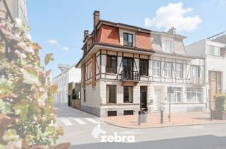 Deze charmante, ruime woning met vier slaapkamers en een gezellig terras is gelegen in het centrum van Roeselare. Op wandelafstand van...