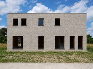Rustig wonen in het groen, in een doodlopende straat op de Locht in Eksel? Deze moderne nieuwbouwwoning combineert een aangename ligging met hedendaags wooncomfort en voorzien van de nieuwste technieken. Daarnaast beschikt de woning over een regenwaterput van 7.500 liter, aangesloten op de wc-spoeling, wasmachine en buitenkraan.<br /><br />De woning wordt volledig afgewerkt opgeleverd, klaar voor de schilder, waarbij u bovendien nog inspraak heeft in de afwerking van de keuken. De oplevering is momenteel voorzien in november 2026 en u betaalt pas bij oplevering.<br /><br />Indeling:<br />GELIJKVLOERS:<br />- Inkomhal<br />- Gastentoilet<br />- Open leefruimte met woonkamer, eetkamer en keuken<br />- Berging<br /><br />VERDIEPING:<br />- Nachthal<br />- Apart toilet<br />- Berging<br />- 3 slaapkamers<br />- Badkamer<br /><br />Extra troeven:<br />+ Rustige ligging in een doodlopende straat en omgeven door groen<br />+ Betaal pas bij oplevering en akte<br />+ Buitenaanleg inbegrepen<br />+ Parket voorzien in de slaapkamers<br />+ Energiezuinig wonen: volledige dakoppervlakte voorzien voor zonnepanelen --> omvormer voor batterij wordt reeds voorzien<br /><br />Wens je graag een bezichtiging? Contacteer ons en we helpen je dichtblij verder!<br />* Plannen en visualisaties zijn louter indicatief en niet contractueel bindend. Meubilair, indeling en afmetingen kunnen afwijken.
