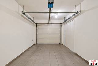 Deze aangename en praktische woning biedt alle comfort voor wie op zoek is naar ruimte, licht en een goede ligging. Indeling: een ruime inkomhal...