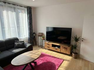 <p><strong>Maison de ville à Anvers - Boomsesteenweg</strong></p><p>Cette propriété est située sur Boomsesteenweg à Anvers, un emplacement central avec un accès facile au centre-ville et aux principales voies d'accès. Grâce à son emplacement, vous bénéficiez d'une bonne accessibilité, des transports publics à proximité et d'un large éventail de magasins et de commodités.</p><p>La propriété offre une disposition pratique et constitue une base intéressante pour ceux qui recherchent <strong>leur propre maison familiale</strong> ou un <strong>bien d'investissement avec un potentiel locatif</strong>. En fonction de l'aménagement, la propriété peut être modernisée et optimisée pour répondre aux normes de vie contemporaines.</p><p><strong>Avantages</strong></p><ul><li><p>Situation centrale à Anvers</p></li><li><p>Bonne accessibilité et commodités accessibles à pied</p></li><li><p>Intéressant en tant que propriété occupée ou investissement</p></li><li><p>Potentiel de rénovation et de valeur ajoutée</p></li></ul>