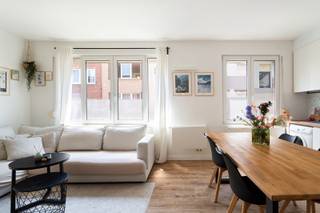 Wonen in het hart van de Sint-Andrieswijk<br /><br />BEZOEKDAG OP ZATERDAG 26/9 (op afspraak)<br /><br />Locatie<br />In de geliefde Sint-Andrieswijk, een van de meest authentieke en bruisende buurten van Antwerpen, bevindt zich dit instapklare appartement. Dankzij de uitstekende ligging geniet je van het beste wat de stad te bieden heeft. Op wandelafstand vind je tal van gezellige horecazaken, winkels, openbaar vervoer en de historische binnenstad. Ook 't Zuid bevindt zich op slechts een steenworp afstand. Met een Mobiscore van 9,4 zijn alle dagelijkse voorzieningen vlot bereikbaar.<br /><br />Beschrijving<br />Op de tweede verdieping van een kleinschalig gebouw bevindt zich dit lichtrijke appartement. De ruime leefruimte met open keuken baadt in het natuurlijke daglicht dankzij de grote raampartijen. Aansluitend bevindt zich de comfortabele slaapkamer. De badkamer werd de afgelopen jaren vernieuwd en beschikt over een moderne inloopdouche, een wastafel met badkamermeubel en een toilet. Om je comfort compleet te maken is er nog een privatieve kelderberging ter beschikking. Bewoonbare opp. volgens EPC: 50m².<br /><br />Bijzonderheden<br />- Maandelijkse lasten: 30 euro<br />- Energiezuinig EPC-label B<br />- Conforme elektriciteit<br />- Inclusief wasmachine<br />- Aparte meters voor water, gas en elektriciteit<br />- Kleinschalig gebouw met slechts één appartement per verdieping<br /><br />Verplichte vermeldingen<br />EPC: 198 kWh/m²<br />P-score: C<br />G-score: C<br />Stedenbouwkundige inlichtingen: Wche, Gvg, Gvkr, Gvv, Gmo