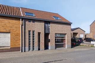 Linter: Instapklare rijwoning te koop met drie slaapkamersBent u op zoek naar een verzorgde woning met tuin in een landelijke omgeving en toch...