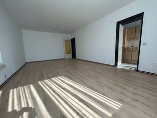 Gelijkvloersappartement met 2 slaapkamers en terrasje in wijk Groenenhoek. Inkomhal met ingemaakte kasten. Ruime leefruimte met nieuwe laminaat. Keuken met oven, elektrische kookplaat, dampkap en ijskast. Badkamer met inloopdouche. Apart wc. 175 euro maandelijkse kosten inclusief water en verwarming. Onmiddellijk beschikbaar.