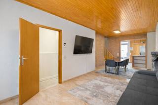 Deze gezellige woning bevindt zich in een residentiële wijk in Ekeren. Winkels, scholen en het openbaar vervoer zijn allen in de nabije omgeving terug te vinden. U betreedt de woning via de inkomhal dewelke onmiddellijk toegang geeft tot de woonkamer en keuken. Verder vindt u op de gelijkvloerse verdieping de badkamer en veranda terug. De houten trap in de woonkamer brengt u naar de eerste verdieping waar zich 2 volwaardige slaapkamers, voorzien van ingemaakte kasten, bevinden. Achteraan de woning bevindt zich een kleine koer die rechtstreeks toegang verleent tot de garage aan de achterzijde van het perceel.