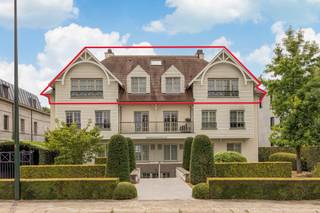 <p>Op een absolute toplocatie in het begeerde Schilde bevindt zich dit uitzonderlijke villa-appartement, waar architectuur, comfort en hoogwaardige afwerking samensmelten tot een unieke woonbeleving.</p>
<p><strong>2</strong><strong>DE</strong><strong>VERDIEPING<br /></strong>De royale <strong>inkomhal van 22m²</strong> op Carrara marmer met stijlvolle vestiaire en gastentoilet, vormt de indrukwekkende entree van dit eigendom. Aansluitend bevindt zich de <strong>leefruimte / salon van 37m²</strong> op parketvloer in massieve eik met sfeervolle gashaard en op maat gemaakte kasten.</p>
<p>De hyper geïnstalleerde <strong>leef-eetkeuken van 24m²</strong> op natuursteen<strong>,</strong> strategisch gelegen tussen de woonkamer en de eetkamer, werd volledig uitgerust met hoogwaardige “Miele” toestellen, waaronder een inductiekookplaat, hete lucht oven, micro oven, stoomoven, twee ingebouwde friteuses, een koffiecorner, een op maat gemaakte walkin koelcel, alsook een praktische bijkeuken en berging. <br />De <strong>eetkamer van 37m²</strong> op massieve eiken parketvloer is tevens voorzien van ingemaakte kasten en een sfeervolle open haard op gas.</p>
<p>De keuken sluit tevens naadloos aan op het zuidwest georiënteerde <strong>terras van 33m²,</strong> deels overdekt en voorzien van zonnetent, sfeerverlichting, geïntegreerde Bang & Olufsen speakers en terrasbranders.</p>
<p>De <strong>hoofdslaapkamer </strong>met ensuite <strong>dressing van 40 m²</strong> bevat maatkasten en een centraal ladenblok, gevolgd door een luxueuze <strong>badkamer van 16m²</strong> op marmeren vloer met ligbad, regendouche, dubbel marmeren lavabomeubel, spiegelkasten, linnenkasten en toilet.<br />Via de hall toegang naar de <strong>2de slaapkamer van 18m²</strong> met maatkasten en een ensuite <strong>badkamer van 10m², </strong>voorzien van ligbad, inloopdouche met geïntegreerde zonnebank, dubbel lavabomeubel en toilet.</p>
<p>Aparte ruime <strong>wasplaats van 11m²</strong> volledig ingericht met maatkasten, marmeren werkblad, uitgietbak en ergonomisch geplaatste aansluitingen voor wasmachine en droogkast.</p>
<p><strong>VERDIEPING<br /></strong>De verdieping biedt tal van mogelijkheden, met een <strong>3de slaapkamer van 25m²</strong> voorzien van maatkasten, toegang tot een tweede <strong>zonneterras van 25m²</strong>, een <strong>3de badkamer</strong> met douche, lavabo en toilet én een zolderberging.</p>
<p>De <strong>polyvalente ruimte van 29m²,</strong> momenteel ingericht als fitnessruimte, leent zich perfect als 2de leefruimte, geschikt als studio, met toegang tot terras en zolderbergingen.</p>
<p><strong>KELDERVERDIEPING<br /></strong>In de ondergrondse verdieping bevinden zich maar liefst <strong>4 autostaanplaatsen en 4 private bergingen. </strong></p>
<p><strong>BIJZONDERHEDEN<br /></strong>Lift, cv op aardgas deels vloerverwarming, 5,2 m hoge inkomhal, dubbele veiligheidsdeur, volledig uitgerust alarmsysteem, ingebouwde spots, led verlichting, dimmers, videofoon, alle leefruimten en slaapkamers zijn voorzien van airco. Bang & Olufsen en Bose installatie, met ingebouwde speakers doorheen het volledige appartement, 1 laadpaal voor electrisch voertuig, terrasverwarming, dubbele beglazing, schrijnwerk in hout, eiken deuren, sunscreens, waterontharder en waterdrukverhoger.</p>
<p><strong>POSITIEVE PUNTEN<br /></strong>Tijdloze & luxueuze afwerking<br />4 slaapkamers & 3 badkamers<br />Zuidwest georiënteerde terrassen<br />Maatkasten doorheen het hele appartement<br />TOP locatie vóór het dorp van Schilde<br />Mogelijkheid tot co-housing of inwonend personeel<br />Op wandelafstand van winkels, scholen en openbaar vervoer.</p>