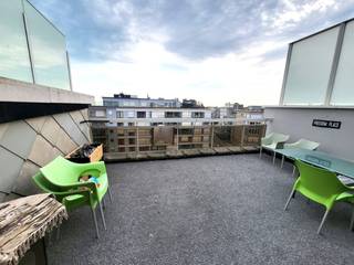 Op te frissen <u><strong>penthouse met grote terrassen</strong></u> voor-en-achteraan te koop. Deze penthouse is gelegen op het 7de verdiep van de residentie EGO FLOS en omvat:<br />Woonkamer met open keuken, badkamer met douche toilet en lavabo, ruim terras achteraan (15,6 m²) waar u van 's middags tot 's avonds van de zon kunt genieten en een ruim terras vooraan met prachtig zicht op zee (20,8 m²).