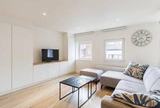 <h2><span>Stijlvol gerenoveerd duplex appartement met 3 slaapkamers nabij de zee in Oostende</span></h2>
<p>Op wandelafstand van zee en strand, en op een boogscheut van het centrum van Oostende, bevindt zich dit smaakvol gerenoveerde duplex appartement. De combinatie van een hedendaagse afwerking, een lichtrijke leefruimte en een praktische indeling maakt dit appartement de ideale thuisbasis voor wie comfortabel en centraal wil wonen.</p>
<p>De ruime leefruimte geniet van een aangename lichtinval en sluit naadloos aan op de volledig ingerichte open keuken. Met drie volwaardige slaapkamers en twee moderne badkamers biedt het appartement bovendien alle ruimte voor een gezin, een tweede verblijf of wie graag wat extra ruimte heeft.</p>
<p>Ook op energetisch vlak scoort dit appartement uitstekend dankzij het gunstige EPC-label B. De nabijheid van winkels, openbaar vervoer en belangrijke invalswegen zorgt voor extra wooncomfort.</p>
<h3>Troeven</h3>
<ul><li>Volledig en smaakvol gerenoveerd</li><li>Op wandelafstand van zee en strand</li><li>Centrale ligging nabij het centrum van Oostende</li></ul>
<p>Neem vandaag nog contact op met je ERA-makelaar voor een bezoek.<br /><br />JOUW DROOMAPPARTEMENT. ZO GEVONDEN!</p>