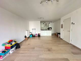 <p><span>Magnifique appartement neuf à louer dans le centre de Duffel-West</span></p><p><span>Vous recherchez un appartement neuf, spacieux et lumineux, bénéficiant d'un emplacement exceptionnel ? Cet appartement élégant, situé au centre de Duffel-West, offre tout le confort moderne et un agencement bien pensé.</span></p><p><span>En passant par le vaste hall d'entrée, qui offre suffisamment d'espace pour un vestiaire, vous accédez au salon convivial baigné de lumière naturelle grâce à la grande baie vitrée coulissante. Depuis le salon, vous accédez directement à la terrasse ensoleillée de 10 m² orientée sud-ouest, où vous pourrez profiter pleinement du soleil de l’après-midi et du soir.</span></p><p><span>La cuisine ouverte et entièrement équipée dispose d’un réfrigérateur, d’un congélateur, d’une plaque de cuisson électrique, d’une hotte aspirante, d’un lave-vaisselle et d’un four. À côté se trouve un débarras pratique avec des branchements et de la place pour une machine à laver et un sèche-linge.</span></p><p><span>L'appartement compte trois chambres à part entière, situées au calme à l'arrière du bâtiment, ce qui vous permet de profiter d'un maximum de tranquillité, à l'abri de la circulation routière.</span></p><p><span>L'appartement dispose également d'un débarras privé en sous-sol de 4 m². L'immeuble est équipé d'un ascenseur qui dessert également le sous-sol, et un local à vélos commun est à votre disposition.</span></p><p><span>Les charges communes s'élèvent à 50 par mois.</span></p><p><span>Disponible à partir du 1er août 2026.</span></p><p><span>Contactez-nous pour une visite au 015 200 999 ou à l'adresse info@vastgoedplus.be</span></p>