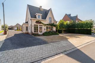 Deze veelzijdige eigendom doet momenteel dienst als restaurant, maar biedt dankzij de ruime indeling tal van mogelijkheden voor wonen, werken of een combinatie van beide.<br /><br />Het hoofdgebouw omvat een ruime restaurant-/leefruimte, badkamer met ligbad en douche, toilet, 2 slaapkamers en een extra toiletruimte die kan worden ingericht als tweede badkamer.<br /><br />Het ruime bijgebouw beschikt over een keuken en een polyvalente ruimte die perfect kan worden ingericht als extra leefruimte, hobbyruimte, bureauruimte of praktijkruimte voor een vrij beroep.<br /><br />Buiten geniet u van een ruime aangelegde tuin met zuidelijke oriëntatie, een groot terras en ruim voldoende parkeergelegenheid.<br /><br />Een eigendom met bijzonder veel potentieel, ideaal voor wie op zoek is naar een ruime en flexibele woon-werkcombinatie.