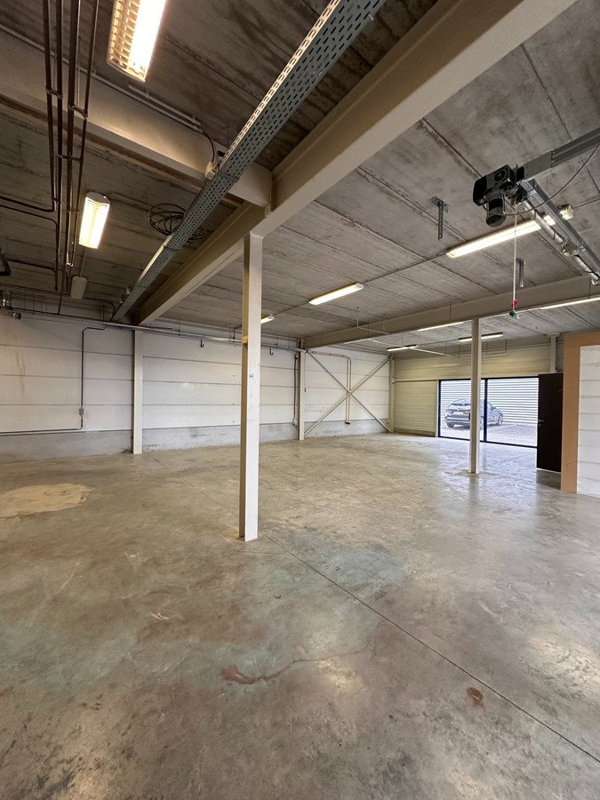 Magazijn/Opslagplaats met een oppervlakte van 170m² met bureauruimte - foto 5
