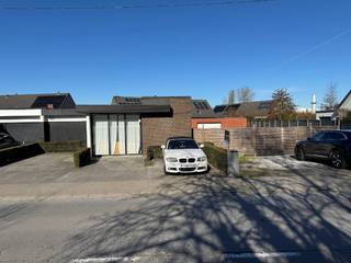 Deze eigendom is ideaal voor wie wonen en werk of hobby wil combineren.Naast de praktische bungalow bevindt zich namelijk een bijgebouw van 180m² en...