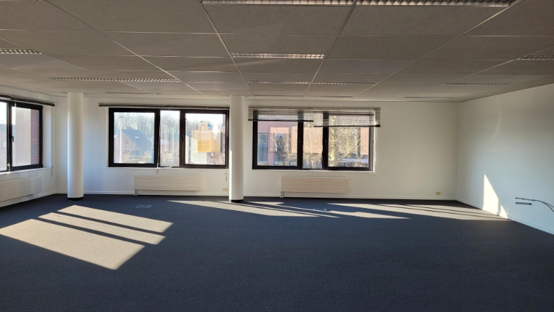 Roeselare, stadsrand: Vlot bereikbare zeer ruime open en lichtrijke kantoorruimte (172m2) met parking aan ring van Roeselare - foto 4