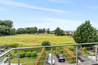<p><strong>Ben je op zoek naar een instapklaar dakappartement met 1 slaapkamer, terras en parkeerplaats op een rustige, residentiële ligging? Zo gevonden!</strong><br /><br />In een groene en residentiële omgeving bevindt zich dit verzorgde dakappartement met een bewoonbare oppervlakte van 62 m². Dankzij de centrale verwarming op aardgas, de praktische indeling en het gezellige terras is dit de ideale woonst voor alleenstaanden, koppels of investeerders. Met een EPC-label D en een goede algemene staat is het appartement onmiddellijk instapklaar. <br /><br />Via de inkomhal bereik je de lichtrijke woonkamer, die aansluit op de uitgeruste keuken. De keuken is voorzien van een inductiekookplaat, oven, dampkap en een enkele spoelbak. Aansluitend bevindt zich een praktische berging met aansluitingen voor een wasmachine en droogkast, evenals de verwarmingsketel. Verder beschikt het appartement over één ruime slaapkamer, een badkamer uitgerust met een douche en enkele wastafel, een afzonderlijk gastentoilet met handenwasser en een aangenaam terras waar je in alle rust van de buitenlucht kan genieten.<br /><br />Als extra troef beschikt deze eigendom over een private parkeerplaats, wat het wooncomfort nog verder verhoogt. De privatieve staanplaats dient verplicht mee aangekocht te worden aan een prijs van € 10.000 (niet inbegrepen in de vraagprijs).<br /><br />Ook als investering biedt dit appartement interessante mogelijkheden. De huurwaarde bedraagt €676 per maand. Bij een aankoopprijs van €160.000 komt dit neer op een bruto rendement van circa 5%, wat zorgt voor een aantrekkelijk potentieel passief inkomen.<br /><br />Ben je op zoek naar een instapklaar appartement met één slaapkamer, terras en parkeerplaats in een rustige, groene omgeving? Dan is dit appartement zeker een bezoek waard!</p>