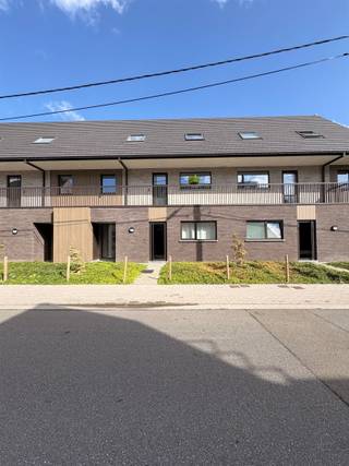 <p><span>Recent duplex-appartement met groot terras, autostaanplaats en fietsenstalplaats</span></p><p><span>Welkom in dit prachtig duplex-appartement, gelegen op een steenworp afstand van centrum van Baasrode en handig dicht bij het openbaar vervoer. Dit instapklaar duplex-appartement, verdeeld over de eerste en tweede verdieping, biedt u het comfort en de ruimte die u zoekt, met een extra bergzolder op de derde verdieping.</span></p><p><span>Elk appartement heeft zijn eigen privé ingang en een veilige parkeerplaats achter een elektrische poort. Onder het afdak is er ruimte voor het stallen van twee fietsen, compleet met oplaadpunten die rechtstreeks zijn gekoppeld aan de meter.</span></p><p><span>U zult genieten van de warmte die wordt geleverd door de vloerverwarming met behulp van een energiezuinige warmtepomp. De meeste verlichting is voorzien (voor de living en keuken kunt u uw eigen verlichting kiezen naar uw smaak).</span></p><p><span>Met zes zonnepanelen per appartement wordt het grootste deel van uw elektriciteits- en verwarmingskosten gedekt, waardoor u niet alleen kunt genieten van comfortabel wonen, maar ook kunt bijdragen aan een duurzamere toekomst.</span></p><p><span>Stap binnen in de ruime inkomhal met voldoende ruimte voor een vestiaire, en ontdek vervolgens de grote leefruimte met open keuken op de eerste verdieping. De keuken is uitgerust met alle moderne apparatuur die u nodig heeft, waaronder een dampkap, inductiefornuis, oven, koelkast en vaatwasser. Op deze verdieping vindt u ook een berging, een toilet en een terras.</span></p><p><span>Op de tweede verdieping wachten drie ruime slaapkamers op u, samen met een badkamer voorzien van een inloopdouche en een badkamermeubel met lavabo.</span></p><p><span>Dit prachtig appartement is beschikbaar vanaf 1 november. </span></p><p><span>Gemeenschappelijke kosten : € 60 per maand.</span></p><p><span>Verdere info of een bezoek ter plaatse contacteer Immo Twins 052/55.55.55 of info@immotwins.be</span></p>