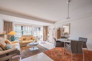 Res. Amaryllis.<br /><br />Ontdek dit aangenaam en lichtrijk appartement, ideaal gelegen op de gegeerde Paul Parmentierlaan in het hart van Knokke-Heist.  Dankzij de centrale ligging bevindt u zich op wandelafstand van de levendige Lippenslaan, terwijl ook de Zeedijk en het strand zich op korte afstand bevinden. Deze combinatie maakt het appartement bijzonder geschikt als vaste woonst of tweede verblijf. <br /><br />Het appartement geniet van een uitstekende oriëntatie en beschikt over een zuidwestgericht terras aan de voorzijde, waar u optimaal kunt genieten van de zon in de namiddag en avond. Aan de achterzijde bevindt zich bovendien een tweede terras, wat zorgt voor extra buitenruimte en een aangenaam gevoel van openheid.<br />Binnenin wordt u verwelkomd in een brede en lichtrijke leefruimte met open keuken, die samen een harmonieus en functioneel geheel vormen. Het appartement beschikt over twee kamers, waaronder een volwaardige en ruime slaapkamer en een tweede, veelzijdige, volwaardige kamer die zich uitstekend leent als logeerkamer/bureau/dressing. In deze kamer is een doucheruimte voorzien. Verder is er een badkamer aanwezig met toilet.<br /><br />Ubeschikt u over een privatieve kelderberging in het gebouw, wat extra praktische opbergruimte biedt. Er is bovendien de mogelijkheid tot aankoop van een staanplaats in het gebouw aan €75.000.<br /><br />Ref. A717 