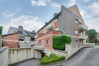 In het centrum van Zolder vinden we in de Pastoor Sakstraat dit geweldige appartement terug.<br />Bij het binnenkomen merk je meteen dat dit appartement met oog voor detail werd afgewerkt.<br />Overal werd er gewerkt met parket, de keuken is voorzien van de beste toestellen, designverlichting, ...<br />Het appartement heeft een ruime living met open keuken, een apart gastentoilet, een berging, een badkamer met toilet, drie slaapkamers en twee terrassen.<br />Ondergronds is er een garagebox.<br />Wil je dit appartement graag bezichtigen? Bel dan gerust op het nummer 0491 15 30 43 of mail naar hallo@nielsvastgoed.be <br />Ik help je graag verder.