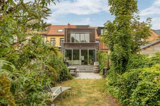 <p>Instapklare burgerwoning aan het Hagelkruispark.<br />Op wandelafstand van winkels, scholen en openbaar vervoer en vlot bereikbaar via autostrade.<br />Indeling: inkomhal met doorgang naar ruime (fietsen)berging, gastentoilet, volledig ingerichte woonkeuken met alle toestellen en tijdloos design, ruime leefkamer op keramisch parket, via grote schuifdeur naar diepe tuin met terras; V1: luxe-badkamer (D+B) en tweede toilet, hoofdslaapkamer, dressing/bureau; V2: 2 volwaardige slaapkamers.<br />Extra's: <br />- DOORDACHTE TOTAALRENOVATIE VANAF 2014 <br />- EPC "B" (geïsoleerde daken, muren, condensatieketel, vloerverwarming, zonnescreens,...)<br />- goedgekeurde elektriciteit<br />- toplocatie, overal vlakbij!</p><p>Info/bezoek: 03/283 83 00 - noord@sinjoor.be</p>