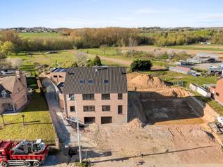 <p>Droom je van een thuis waar rust, ruimte en vrijheid centraal staan? In het landelijke en groene Roosdaal vind je deze ruime driegevelwoning op 4a 30ca – een plek waar je elke dag thuiskomt in alle sereniteit, en toch vlot verbonden blijft met Brussel (±20 min).</p>
<p>Deze woning wordt casco aangeboden: de structuur staat er al, jij geeft er je eigen invulling aan. Van keuken tot badkamer, van vloer tot afwerking… hier creëer je écht jouw thuis, volledig volgens jouw smaak.</p>
<p>Indeling:</p>
<ul><li>Kelder: dubbele garage, bergingen en technische ruimte</li><li>Gelijkvloers: inkomhal, lichtrijke leefruimte met open keuken, bureau, berging en toilet</li><li>Verdieping: 3 slaapkamers, dressing, 2 badkamers en toilet</li><li>Zolder: extra bergruimte</li></ul>
<p>Troeven:</p>
<p>✔ Mogelijkheid tot aankoop aan 6% btw</p>
<p>✔ Tuin van ca. 270 m²</p>
<p>✔ Zeer ruime en praktische indeling</p>
<p> </p>
<p>&#128222; Interesse? Contacteer ons voor meer info of een bezoek!</p>