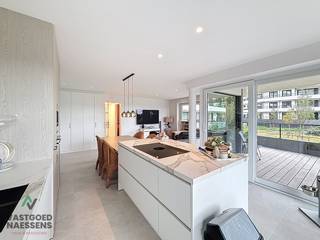 Dit schitterende 2 SLPK appartement is gelegen op de eerste verdieping van de residentie THE WAVES SAND. De residentie staat gekend om zijn architectuur en duurzaamheid. Het appartement beschikt over een ruime woonkamer met aansluitend de ruime open keuken voorzien van een marmerlook-werkblad. Via de keuken is er toegang tot het riante terras. Verder zijn er 2 ruime slaapkamers, ruime berging met alle aansluitingen en technieken. De badkamer beschikt over een inloopdouche en een bad en er is een afzonderlijk toilet. Het appartement beschikt over airco, ventilatie,.. Mede door de gunstige epc, nieuwe leidingen en elektriciteit is dit een uitermate goede investering. Er hoort tevens een berging bij het appartement en er is de mogelijkheid om een garage bij te kopen (69.000EUR) .