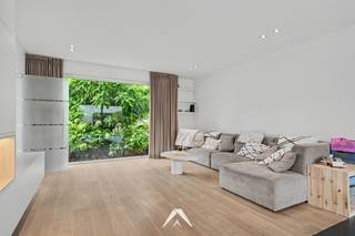 <p>Op zoek naar een <strong>instapklare gezinswoning in een rustige, kindvriendelijke wijk</strong>, toch vlakbij alle voorzieningen? Deze moderne halfopen woning in de Serruysstraat ligt <strong>nabij het Astridpark, op wandelafstand van de Leie</strong> en met een vlotte verbinding naar de invalswegen.</p>
<p>We komen binnen in de inkomhal met vestiaire en apart gastentoilet. Via de glazen deur betreden we de <strong>gezellige leefruimte, afgewerkt met parket</strong>. Aansluitend vinden we de eetkamer en de <strong>open leefkeuken, waar grote raampartijen aan de achterzijde zorgen voor overvloedig lichtinval </strong>en een naadloze overgang tussen binnen en buiten. Elektrische zonnescreens op de achtergevel houden de warmte op zonnige dagen moeiteloos buiten. Het gelijkvloers wordt vervolledigd met een <strong>handige berging/wasplaats, die rechtstreeks uitgeeft op de carport</strong> — ideaal om vlot met de boodschappen binnen te wandelen.</p>
<p>Via de mooi afgewerkte houten trap met Z-treden bereiken we de verdieping, waar u <strong>4 slaapkamers</strong> vindt, aangevuld met een volwaardige badkamer met dubbele lavabo, ligbad, inloopdouche en toilet. Ook hier ligt overal parket, met een onderhoudsvriendelijke tegel in de badkamer, en een extra berging biedt nog bijkomende opslagruimte.</p>
<p>Buiten geniet u van een <strong>volledig aangelegde, onderhoudsvriendelijke zuidgerichte tuin met terras</strong>. Vooraan biedt de<strong> dubbele carport</strong> plaats aan twee wagens, met een ruime tuinberging met achterdeur voor al uw extra opslag.<br /><br /><strong>Troeven op een rij:<br /></strong>✅ Nabij Astridpark en vlotte verbinding met de invalswegen<br />✅ Zuidgeoriënteerde, onderhoudsvriendelijke tuin met terras<br />✅ 4 volwaardige slaapkamers<br />✅ Volwaardige badkamer met dubbel lavabo, ligbad en inloopdouche<br />✅ Open leefkeuken met alle comfort<br />✅ Berging/wasplaats met rechtstreekse toegang tot de carport<br />✅ Regenwaterput van 10.000 liter<br />✅ Dubbele carport met grote tuinberging<br />✅ Energielabel B</p>
<p>Heeft u interesse in deze woning? <br />Contacteer ons dan gerust voor meer informatie over de bezoekmogelijkheden!<br /><br /><em>(Bewoonbare oppervlakte is bruto op basis van het plan van de architect.)</em></p>