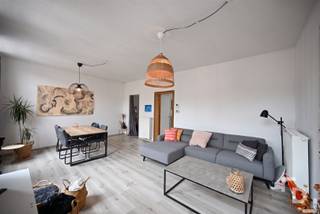 Op een boogscheut van de Menenpoort in Ieper bevindt zich deze lichtrijke duplex, gelegen op het tweede en derde verdiep van een het gebouw.Via de inkomhal komen we terecht in de ruime leefruimte met een klein terras aan de voorzijde. Aansluitend bevindt zich de volledig uitgeruste keuken, voorzien van vaatwasser, oven, microgolf, spoelbak, koelkast en diepvries. Op deze verdieping is er ook een apart toilet.De prachtige trap leidt naar het bovenste deel van de duplex. Hier vinden we een ruime slaapkamer met veluxraam en een moderne badkamer met inloopdouche, lavabomeubel en toilet. Op het derde verdiep is er extra stockageruimte en een technische ruimte met aansluiting voor de wasmachine.Op het gelijkvloers is er een praktische bergzone waar afval en eventueel een fiets gestald kan worden.De duplex is beschikbaar vanaf 01/12/2026. Bepaalde meubels kunnen worden overgenomen van de huidige huurder.TROEVEN:*Zeer centrale ligging* Lichtrijke ruimtes* Volledig uitgerust