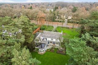 Te renoveren villa op ca. 3.246 m² gelegen in één van de mooiste en meest gegeerde lanen van SchildeDe woning biedt royale volumes, goede indeling,...
