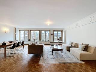 Het appartement (137m²) is grotendeels gerenoveerd in 2021 met oog voor het behoud van authentieke details en met aandacht voor isolatie en duurzaamheid. Het resultaat is een mooie combinatie van comfort met karakter.Het appartement is volledig herschilderd en beschikt over twee nieuwe badkamers. De authentieke parket vloer geeft het appartement een extra charme mee. Vanuit de leefruimte heeft u een prachtig zicht op de Kouter.De gemeenschappelijke kosten onder de vorm van een provisie bedragen 160,00 euro/maand en dienen voor het onderhoud van de gemene delen en het privatief verbruik van verwarming en water.De ondergrondse autostaanplaats dient mee gehuurd te worden aan 140,00 euro/maand.Er is daarnaast ook nog een kelderberging aanwezig.Beschikbaar vanaf 01/05/2026.