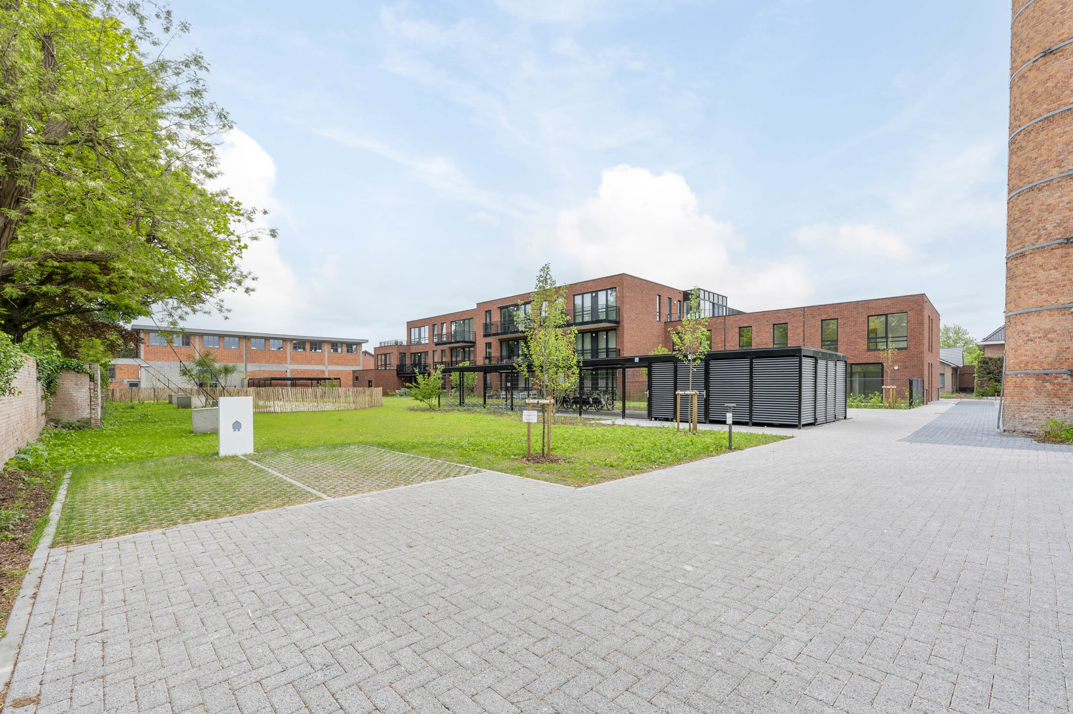 Nieuwbouw 3 slaapkamer appartement met tuin in hartje Sinaai - foto 1
