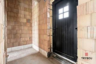 Deze halfopen bebouwing in Merkem combineert comfortabel wonen met een uitzonderlijk ruime loods van maar liefst 194 m². De woning zelf beschikt over een royale oppervlakte van 193 m² en is afgewerkt met hedendaagse en kwalitatieve materialen.<br /><br />Bij het binnenkomen bevindt zich de inkomhal met toilet. De leefruimte sluit aan op de keuken en zithoek. Verder is er nog een berging. <br /><br />Op de eerste verdieping bevinden zich drie slaapkamers en de badkamer. Het zolderverdiep biedt nog extra ruimte en kan ingericht worden als hobbyruimte en berging.<br /><br />Een absolute troef is de naastgelegen loods van 194 m². Deze grote ruimte, met een lengte van ca. 24 meter en voorzien van een sectionale poort aan de voorzijde van 4x4 meter en een sectionale poort aan de achterzijde, biedt heel wat mogelijkheden zoals opslag, een werkplaats, showroom, hobbyruimte of het stallen van voertuigen. Ook voor een zelfstandige activiteit biedt de loods interessante mogelijkheden. <br /><br />Daarnaast beschikt de eigendom over een ruime oprit met ruime parkeermogelijkheden, wat een belangrijke meerwaarde vormt voor zowel de woning als de loods. <br /><br />De combinatie van woning, ruime loods, oprit en parkeermogelijkheden maakt dit een bijzonder veelzijdige eigendom. <br /><br />📞 Interesse? Contacteer Thijs, Friedel of Nina:<br />📲 051 57 54 61<br />📧 thijs@grouptrybou.be | friedel@grouptrybou.be | nina@grouptrybou.be |