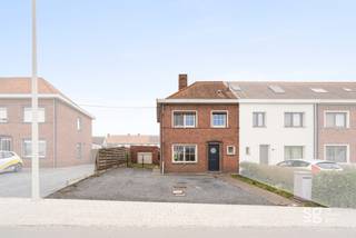 Net buiten het centrum van Deinze vinden we deze praktische woning terug. De woning heeft een zonnige tuin en drie volwaardige slaapkamers. De...