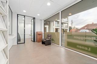 Vichte: handelspand/kantoorruimte met uitstekende ligging te huur – 200 m².Dit ruim en functioneel handelspand is gunstig gelegen in Vichte en...
