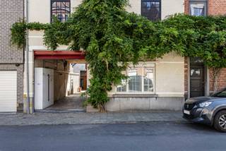 Dit appartement maakt deel uit van een kleinschalige residentie met slechts twee appartementen en is gelegen op de gelijkvloerse verdieping. <br /><br />Bij het betreden van het appartement komt u terecht in de lichtrijke leefruimte met eetplaats vormt samen met de volledig geïnstalleerde open keuken een aangename en gezellige leefomgeving. De keuken is uitgerust met een vaatwasser, dubbele spoelbak, combi-oven, koelkast en diepvries. Aansluitend bevindt zich een praktische berging die toegang biedt tot de ruime kelder, ideaal als extra opslagruimte.<br /><br />Verder beschikt het appartement over een ruime slaapkamer met een ensuite badkamer, voorzien van een ligbad met douchefunctie en een wastafel. Apart toilet is eveneens aanwezig. Vanuit de leefruimte heeft u rechtstreeks toegang tot het gezellige en ruime terras, waar u in alle rust kunt genieten van het buitenleven.<br /><br />Ook de ligging is een grote troef. Het appartement bevindt zich in een rustige straat, op korte afstand van het centrum, scholen, winkels en het station. Dankzij de vlotte verbinding naar de op- en afrit van de autosnelweg richting Gent en Brussel geniet u bovendien van een uitstekende bereikbaarheid. Parkeren kan eenvoudig in de straat.<br /><br />Momenteel is het appartement verhuurd aan €750 per maand, waardoor het eveneens een interessante opportuniteit vormt voor investeerders die op zoek zijn naar een eigendom met een onmiddellijk rendement.<br /><br />Kortom, een verzorgd en lichtrijk gelijkvloers appartement met een ruim terras, geen syndicuskosten en een topligging. Een unieke kans voor wie comfortabel wil wonen of zorgeloos wil investeren.