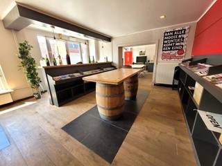 Mooie HANDELSWONING gelegen op de Astridlaan, vlakbij ’t Perretje. Grondoppervlakte 350 m². Het winkelgedeelte omvat een winkel van 60 m² met grote vitrineramen, stockage/bureau (22 m²), keuken en toilet. Aansluitend volwaardige WOONST met bureau, living met ingerichte keuken, kelder, bergingen, badkamer en 4 slaapkamers. Er is een ZONNIGE TUIN met uitweg achteraan en CARPORT. Handig voor eventuele leveranciers of aparte ingang naar de woonst! Een multifunctioneel pand voor wie hier met een WINKEL wil uitpakken, een ATELIER wil uitbouwen of een andere creatieve geest. En daarbij comfortabel wil wonen! EPC 453 kWh/m² UC3567664