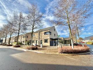 Ontdek deze instapklare en smaakvol ingerichte halfopen woning uit 2010, waar comfort, duurzaamheid en kwaliteit perfect samenkomen. Dankzij...