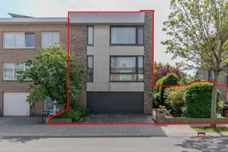 <p><span>HOBOKEN | EXCEPTIONNELLEMENT SPACIEUX IMMEUBLE EN PAVILLON AVEC TROIS À QUATRE CHAMBRES, GARAGE POUR 2 VOITURES ET GRAND JARDIN SUR UN TERRAIN TOTAL DE 383 M²</span></p><p><span>Rez-de-chaussée : jardin avant avec allée pour 2 voitures - hall d'entrée avec dressing et toilettes invités - le garage est actuellement converti en abri à vélos et bureau ou chambre à l'arrière - buanderie avec chaudière - terrasse avec grand jardin s/o et abri de jardin.</span></p><p><span>Premier étage : hall d'escalier - grand séjour lumineux en L (40m²) - cuisine récente, ouverte et hyper-installée. </span></p><p><span>Deuxième étage : cage d'escalier - salle de bains récente avec douche à l'italienne et meuble double vasque - 3 chambres dont 2 climatisées.</span></p><p><span> </span></p><p><span>Atouts supplémentaires :</span></p><p><span>*Construction en béton massif</span></p><p><span>*Electricité conforme AREI jusqu'en 2042</span></p><p><span>*Panneaux solaires avec batterie (2022)</span></p><p><span>*Fenêtres récentes (2020)</span></p><p><span>*Maison très économe en énergie</span></p><p><span>*Idéalement située dans un quartier résidentiel calme</span></p><p><span> </span></p>