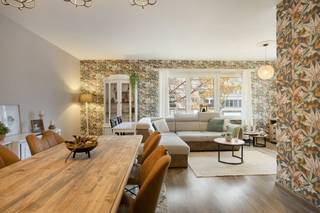 Het goed onderhouden gebouw omvat drie ruime twee-slaapkamerappartementen van elk ca. 95 m² met terras. Verder heeft elk appartement ook nog...