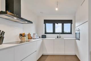 Dit super energiezuinige 2 slaapkamer appartement is gelegen in een kleine residentie.
Het appartement heeft een terras (6 m²) en is werkelijk instapklaar, maw. alles is geschilderd en er zijn her en der armaturen voorzien.<br />Het gebouw dateert van 2021 en is nog onder bouwgarantie.
Enkele troeven van dit appartement zijn: privatieve zonnepanelen, EPC A-label, een mooie keramische parket, ventilatie systeem D, etc.<br />Indeling:
inkomhal, 2 slaapkamers, badkamer (dubbele lavabo en inloopdouche), gastentoilet, wasberging, grote leefruimte met een open keuken, salon en eetplaats.
Via de eetplaats kan men op het terras.
Een privatieve afvalruimte op het gelijkvloers is inbegrepen bij dit appartement.<br />Dit gebouw staat op enkele honderden meters van UZ Jette, de ring van Brussel, etc.<br />Een interne autostaanplaats (31.500 €)vof een interne autostaanplaats met een grote privatieve berging (41.000 €) kunnen bijgekocht worden.<br />Wat men nodig heeft, vindt men in de onmiddellijke omgeving.<br />mobiscore: 8,5/10<br />Bij interesse, bel of mail met Pieterjan Windey op pw@entree.be of 0472 80 20 65