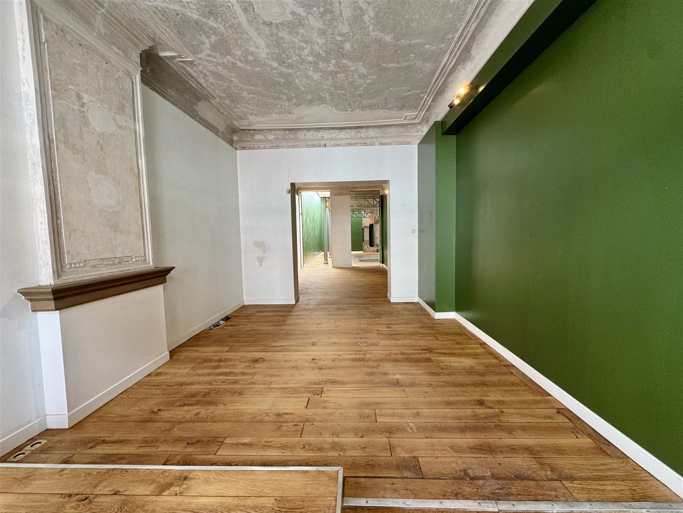 Karaktervolle handelsruimte met diverse mogelijkheden in hartje Maaseik - foto 1