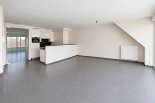 <br />Dit moderne duplex bevindt zich op de bovenste verdieping van een recente en kleinschalige residentie (met lift), midden in het centrum van Torhout. Winkels, horeca, openbaar vervoer en andere dagelijkse voorzieningen bevinden zich allemaal op korte wandelafstand.<br /><br />Troeven: <br />- Duplex appartement <br />- Ruime bewoonbare oppervlakte <br />- Twee terrassen <br />- Centrum Torhout <br /><br />De eerste verdieping is bijzonder aangenaam dankzij de grote raampartijen die voor een overvloed aan natuurlijk licht zorgen. De open leefruimte vormt één mooi geheel met de volledig uitgeruste keuken en biedt rechtstreeks toegang tot het zonnige terras aan de voorzijde. Op dezelfde verdieping vinden we een een slaapkamer, een verzorgde badkamer met ligbad en dubbele wastafel en een afzonderlijk toilet.<br /><br />De bovenste verdieping bevindt zich een royale slaapkamer, de kamer kan perfect worden ingericht als slaapkamer met dressing en bureauruimte.<br /><br />Verder beschikt de duplex over een handige was-/bergruimte en een tweede zonnig terras aan de achterzijde. Dankzij de twee terrassen kan je op verschillende momenten van de dag van de buitenruimte genieten.<br /><br />Voor meer info: contacteer Eva via 0475 69 38 22 of via eva@vicusvastgoed.be