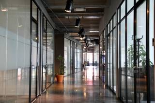 <h1><span>Votre espace de travail dans un emplacement de premier choix</span></h1><h1><span> </span></h1><p><span>Découvrez un environnement de travail idéal dans un emplacement stratégique à Louvain. Situé à proximité immédiate du ring de Louvain, ce centre d'affaires bénéficie d'une excellente accessibilité. Le centre-ville animé ainsi que la gare se trouvent à seulement 10 minutes, tandis que l'autoroute E40 et les principaux axes routiers sont accessibles en quelques minutes. Vos collaborateurs, clients et partenaires commerciaux profiteront ainsi d'un accès simple et rapide.</span></p><p><span> </span></p><p><span>Le centre d'affaires propose des bureaux entièrement équipés ainsi qu'une large gamme de services destinés à soutenir le développement de votre entreprise, notamment :</span></p><p><span> </span></p><ul><li><span>Gestion quotidienne de votre courrier</span></li><li><span>Service de réception</span></li><li><span>Coin café</span></li><li><span>Internet haut débit sans fil</span></li><li><span>Numéro de téléphone individuel</span></li><li><span>Services d'impression et de numérisation</span></li><li><span>Espace lounge</span></li><li><span>Personnel professionnel dédié</span></li><li><span>Service de restauration (catering)</span></li><li><span>Possibilité de visioconférence</span></li></ul><p><span> </span></p><p><span>Plusieurs espaces de bureaux sont actuellement disponibles :</span></p><p><span> </span></p><p><span>Bureau de 22 m²</span></p><ul><li><span>Convient aux entreprises jusqu'à 4 personnes.</span></li><li><span>Prix : 1.350 /mois</span></li></ul><p><span> </span></p><p><span>Deux bureaux de 38 m²</span></p><ul><li><span>Idéal pour des équipes de 6 à 7 personnes.</span></li><li><span>Prix : 2.300 /mois</span></li></ul><p><span> </span></p><p><span>Ne manquez pas cette opportunité et contactez-nous dès aujourd'hui !</span></p>
